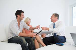 Ehepaar unterzeichnet Vertrag