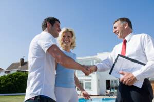 Makler mit Ehepaar