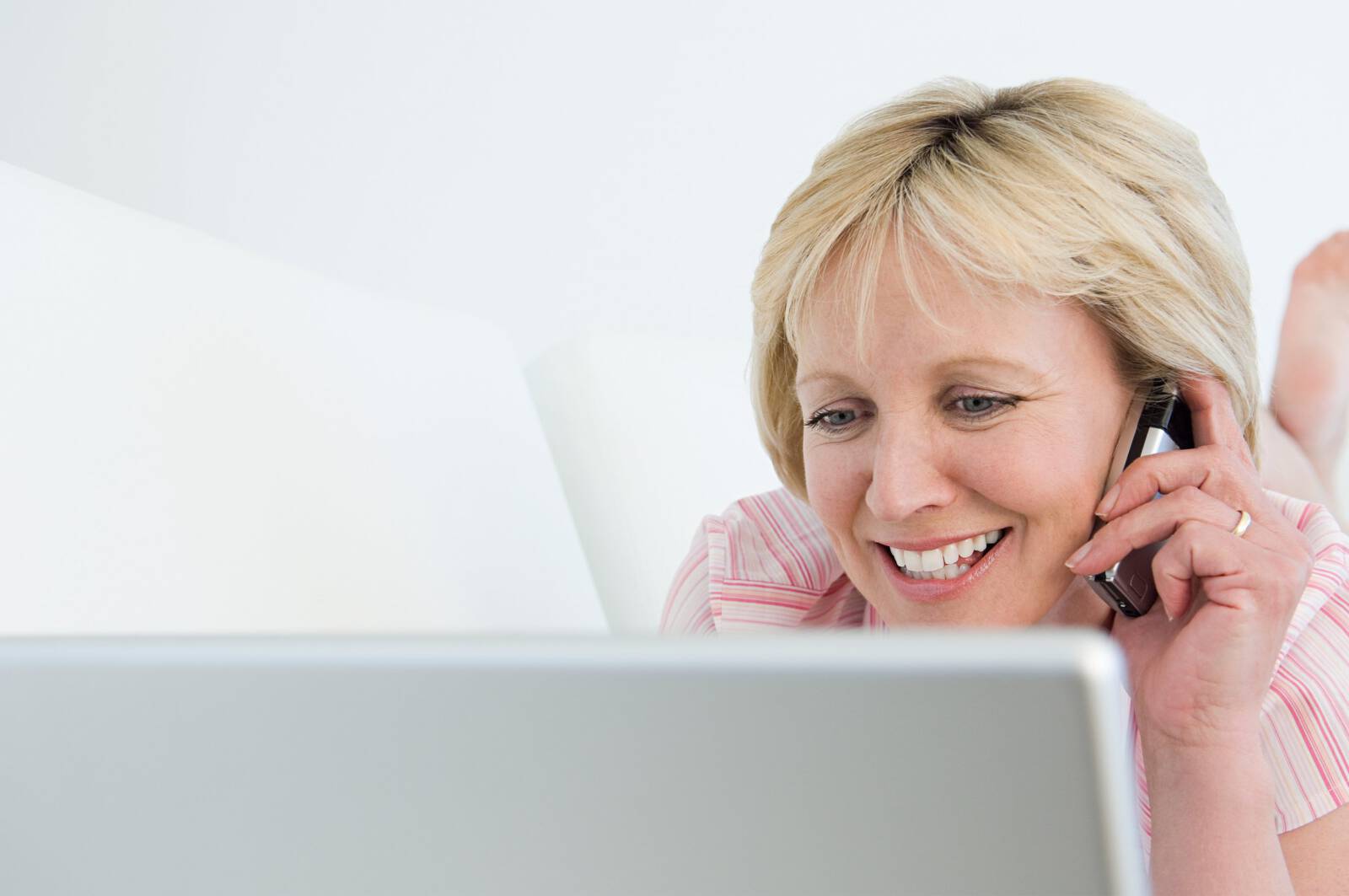 360 Rundgang Frau vor Laptop