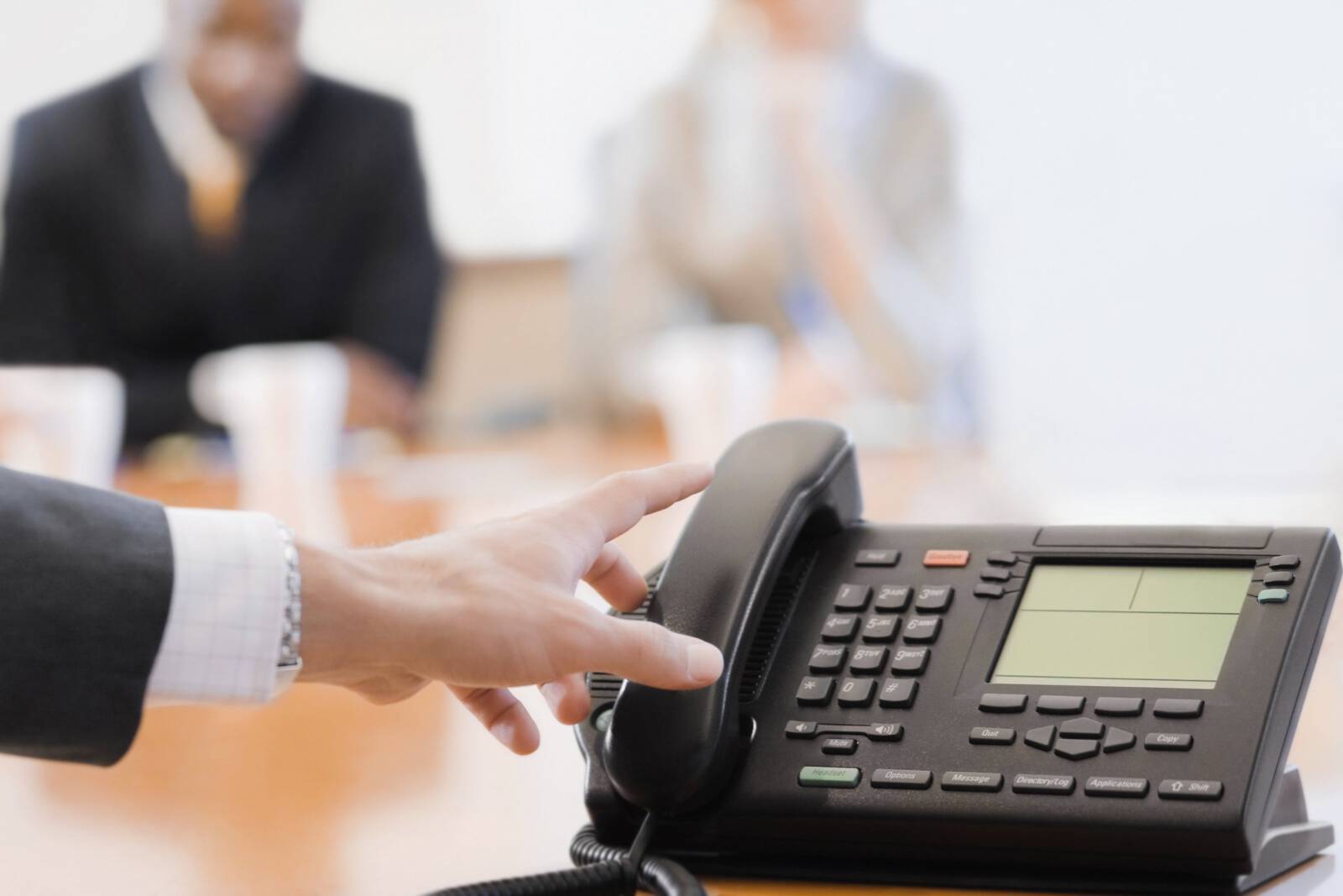 Griff zum Telefonhörer