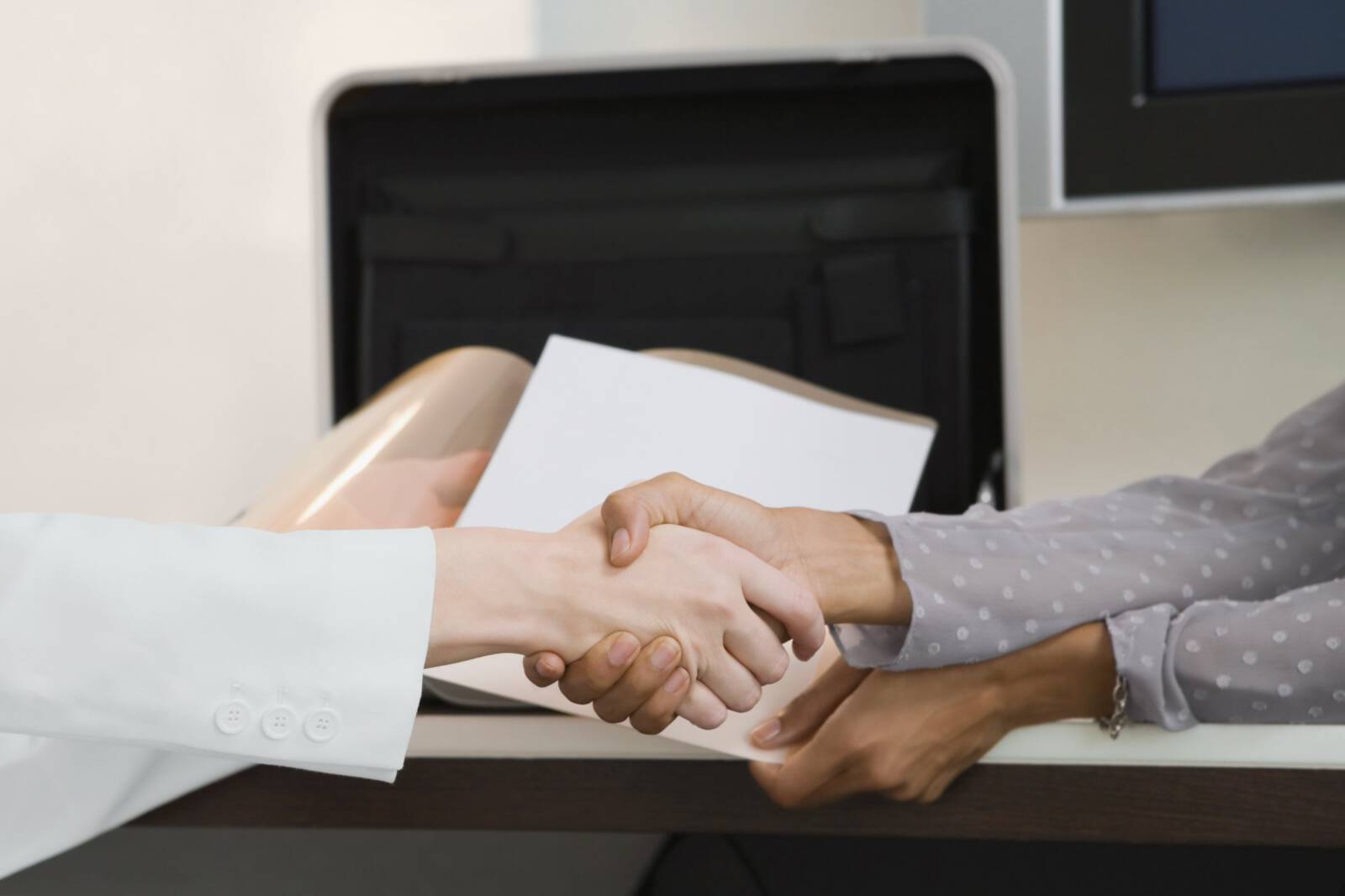 Zwei reichen sich die Hände