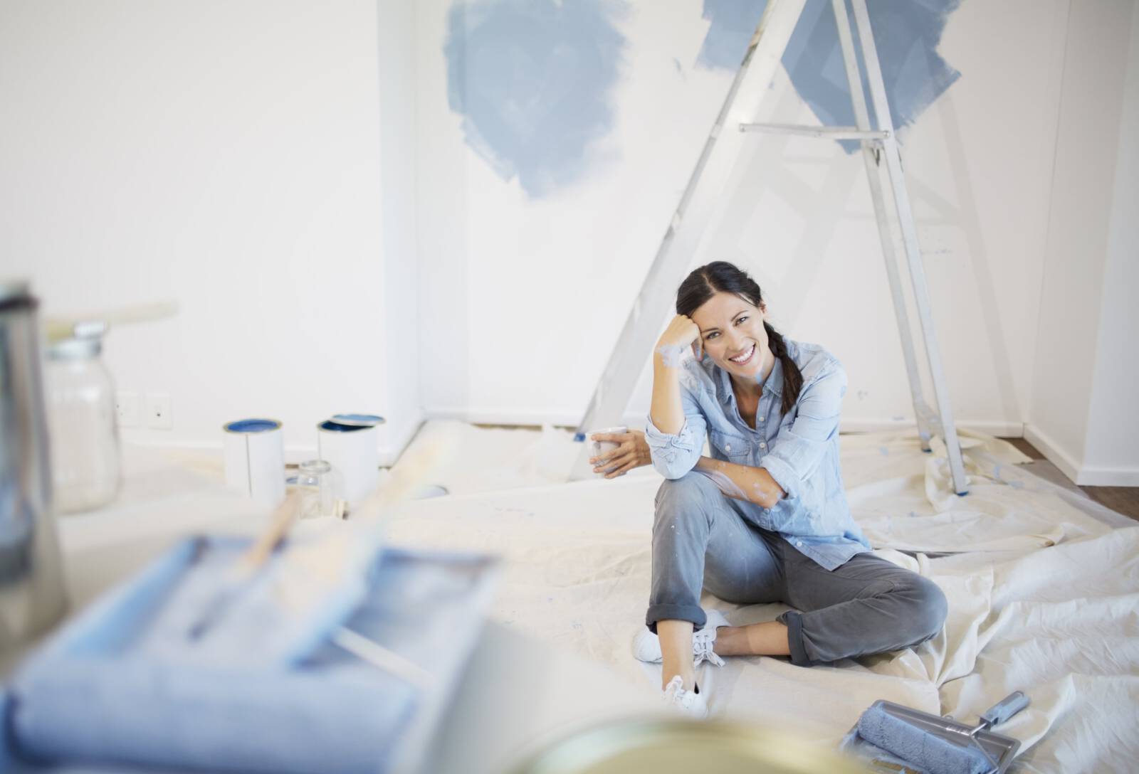 Frau beim renovieren